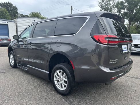 Used 2023 Chrysler Pacifica Touring-L FWD image 12