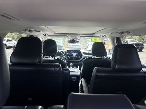 Used 2022 Toyota Highlander Platinum AWD/4WD image 11
