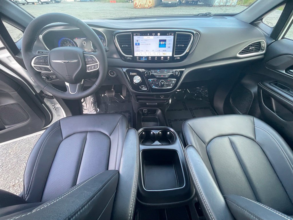 Used 2026 Chrysler Pacifica Select FWD image 3