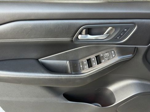 Used 2025 Nissan Rogue SL w/ Tech Package image 3