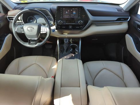 Used 2020 Toyota Highlander XLE FWD image 15