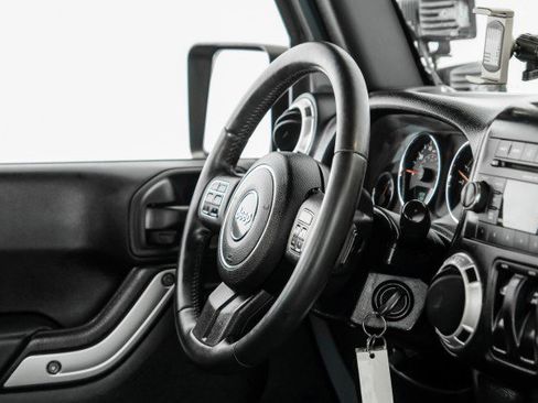 Used 2015 Jeep Wrangler Rubicon w/ Power Convenience Group image 11