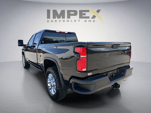 Used 2026 Chevrolet Silverado 2500 High Country w/ High Country Premium Package AWD/4WD image 3