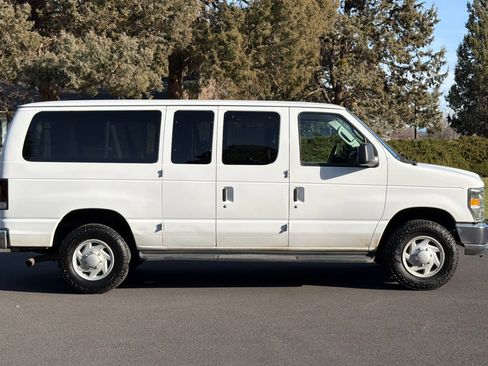 Used 2011 Ford E-350 and Econoline 350 XLT image 3