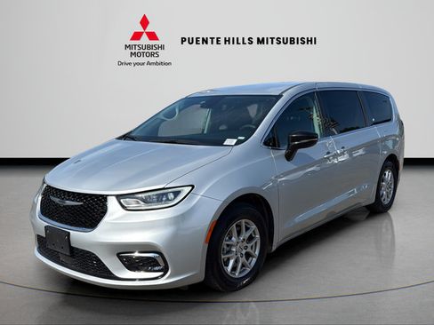 Used 2024 Chrysler Pacifica Touring-L FWD image 1