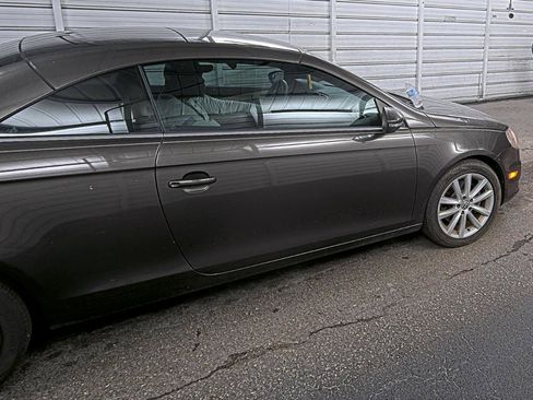 Used 2013 Volkswagen Eos Komfort FWD image 3