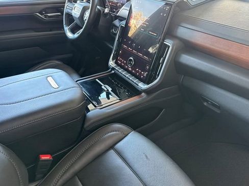 Used 2025 GMC Yukon Denali AWD/4WD image 17