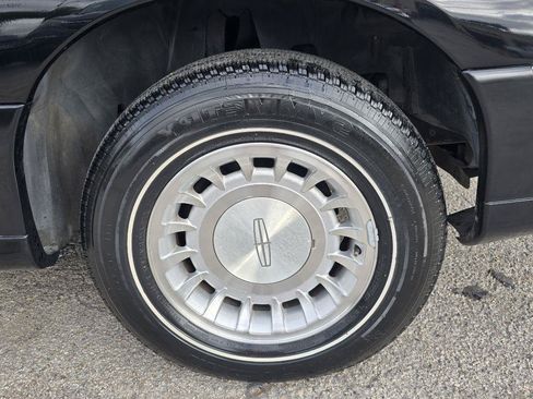 Used 2002 Lincoln Town Car Executive RWD image 30
