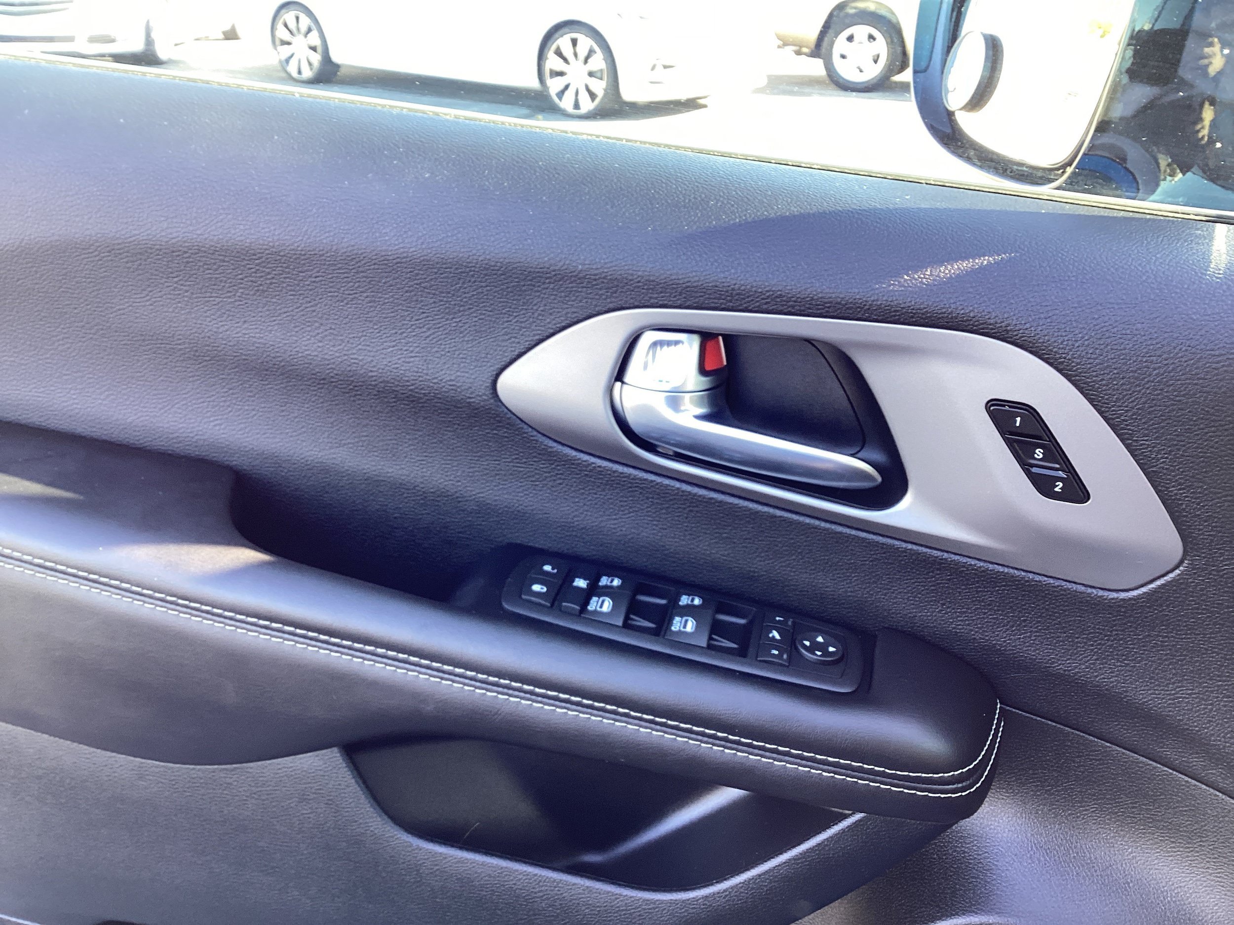 Used 2027 Chrysler Pacifica Limited FWD image 13