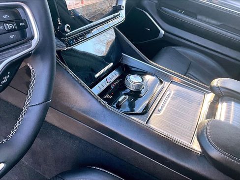 Used 2024 Jeep Wagoneer L Series II w/ Premium Group I image 16