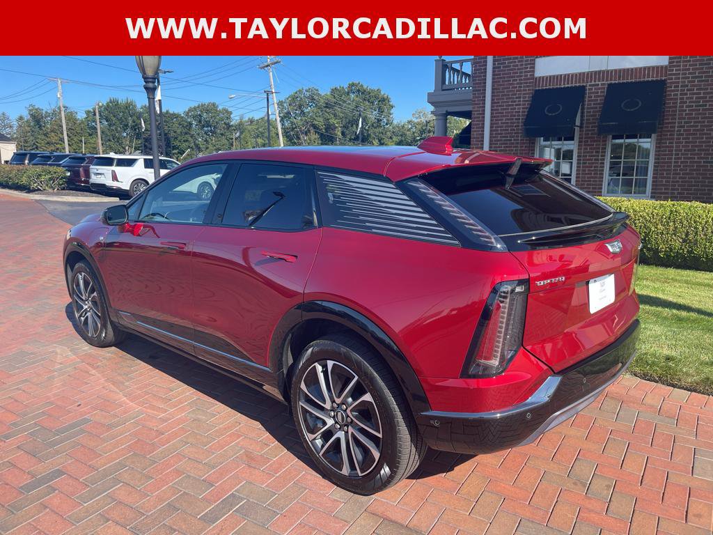 Used 2025 Cadillac Optiq Sport 2 w/ LPO, Floor Liner Package AWD/4WD image 10