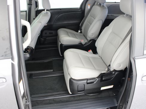 Used 2017 Toyota Sienna Limited Premium FWD image 30