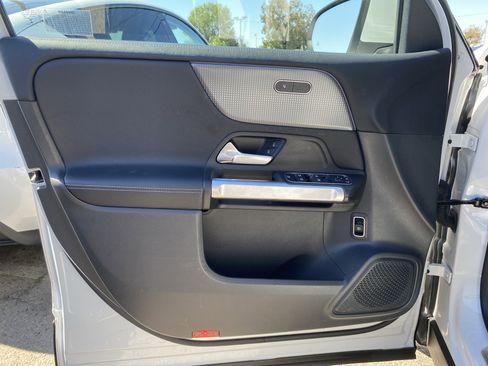 Used 2022 Mercedes-Benz GLB 250 4MATIC w/ Premium Package Lite image 15