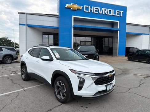 Used 2024 Chevrolet Trax LT w/ Driver Confidence Package FWD image 1