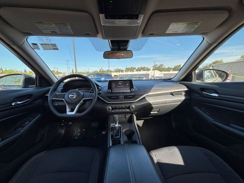 Used 2025 Nissan Altima 2.5 SV FWD image 33