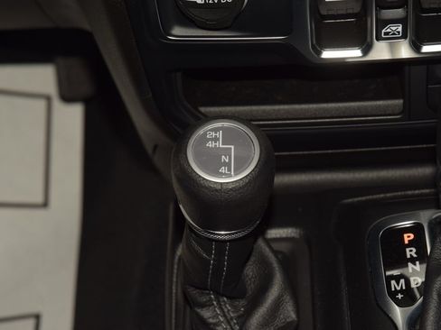 Used 2025 Jeep Gladiator Mojave AWD/4WD image 28