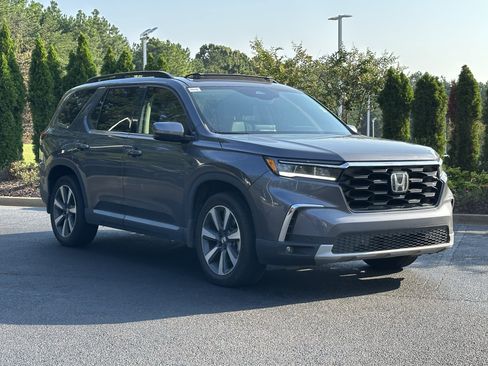 Used 2025 Honda Pilot Touring image 2