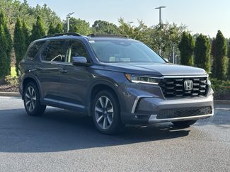 Used 2025 Honda Pilot Touring video 2