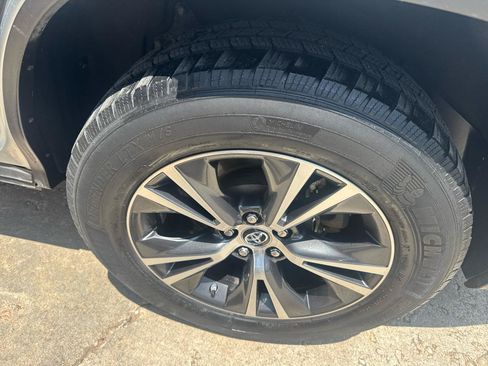 Used 2017 Toyota Highlander LE FWD image 39
