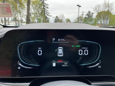 Used 2025 Kia Niro EX Touring image 18