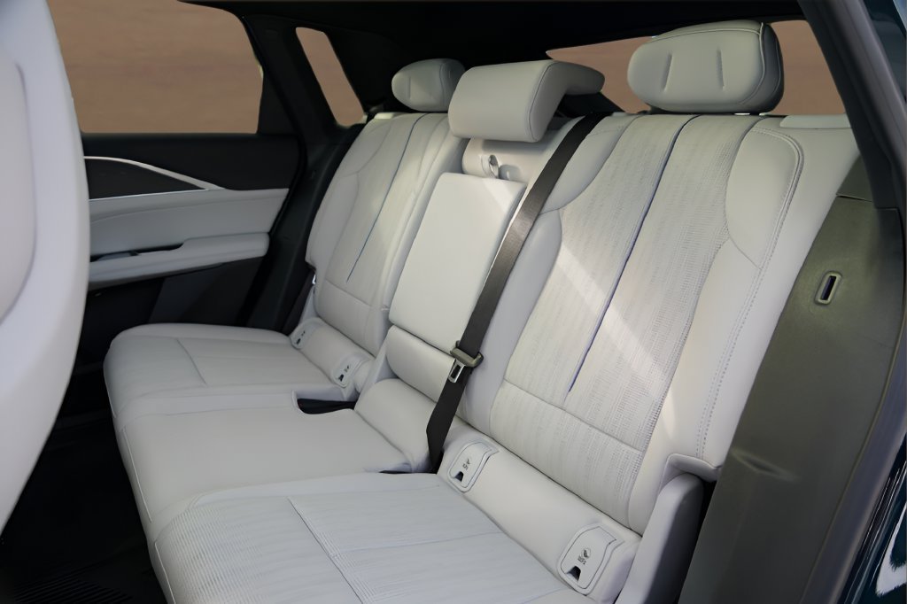 Certified 2025 Cadillac Lyriq Luxury w/ LPO, Floor Liner Package RWD image 32