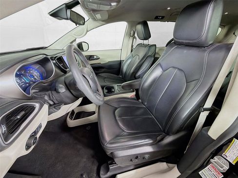 Used 2023 Chrysler Pacifica Touring-L FWD image 11