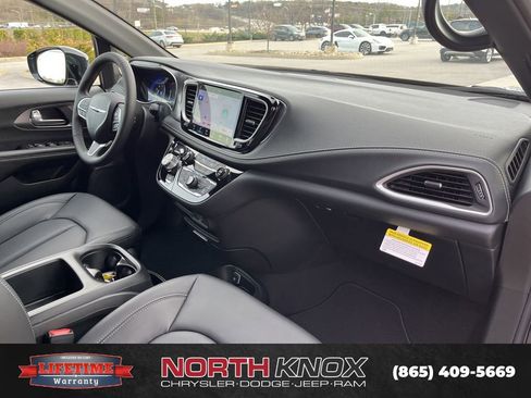 New 2026 Chrysler Pacifica Select image 27