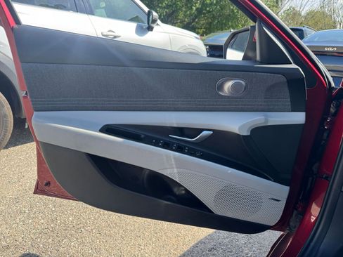 Used 2025 Hyundai Elantra Limited image 18