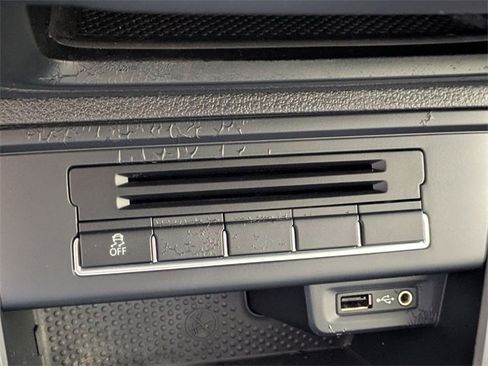 Used 2018 Volkswagen Tiguan Limited w/ Premium Package image 20