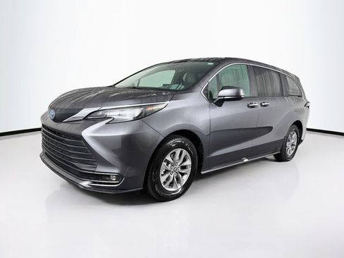 Used 2025 Toyota Sienna XLE FWD image 3