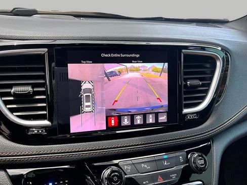 Used 2023 Chrysler Pacifica Pinnacle FWD image 27