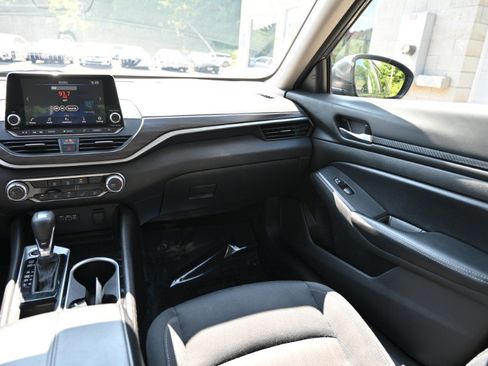 Used 2024 Nissan Altima 2.5 SV FWD image 11