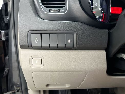Used 2016 Kia Sedona LX w/ LX Convenience Package FWD image 13
