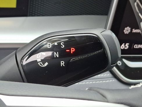 New 2025 Volkswagen Tiguan SE image 7