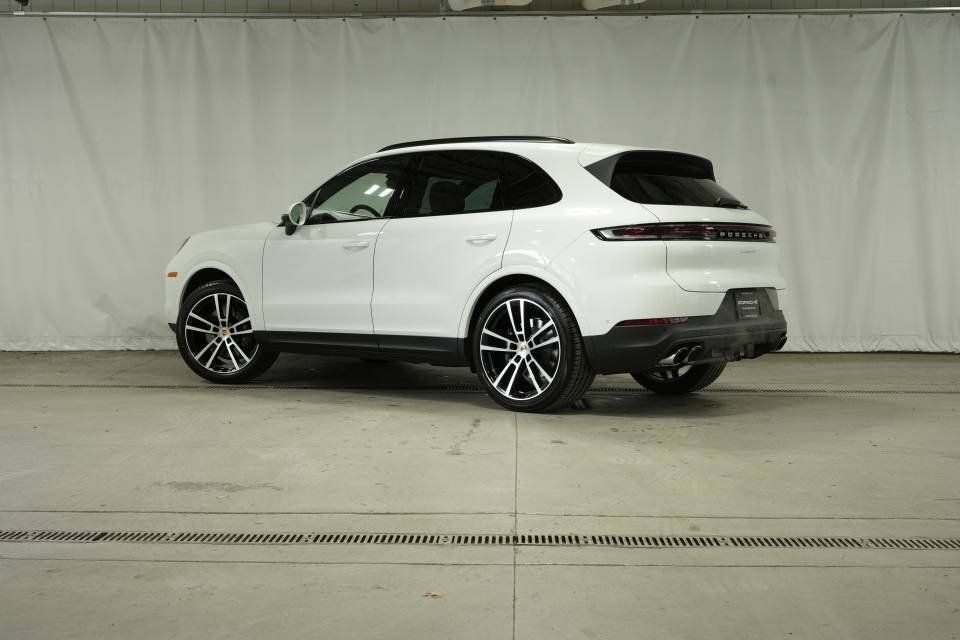 Certified 2026 Porsche Cayenne AWD/4WD image 3