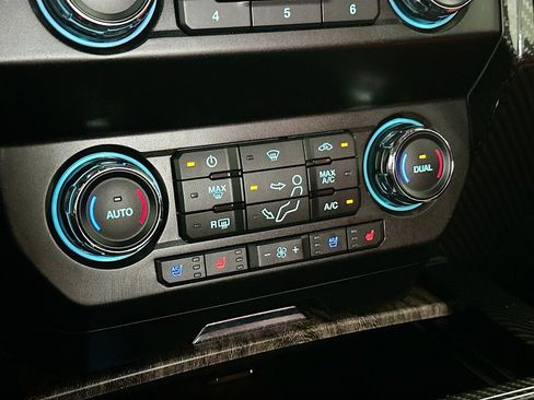 Used 2019 Ford F450 Lariat w/ Lariat Value Package AWD/4WD image 16