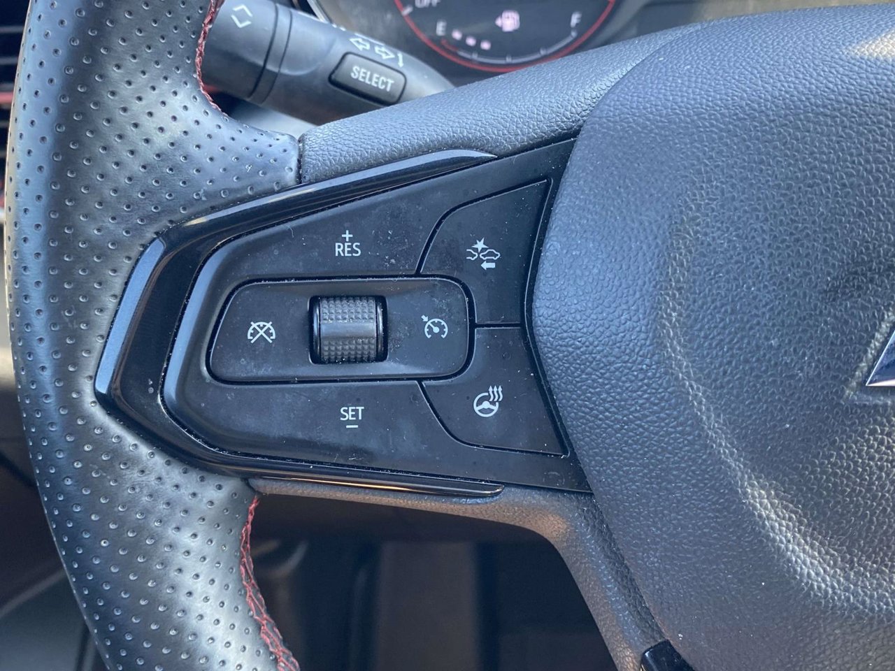 Used 2025 Chevrolet Trax RS w/ Sunroof Package FWD image 29