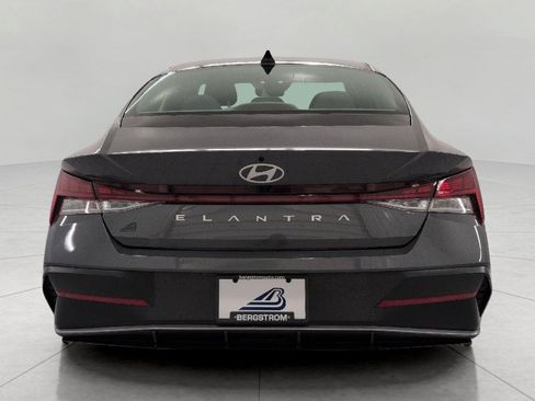 Used 2024 Hyundai Elantra SEL w/ Convenience Package FWD image 24