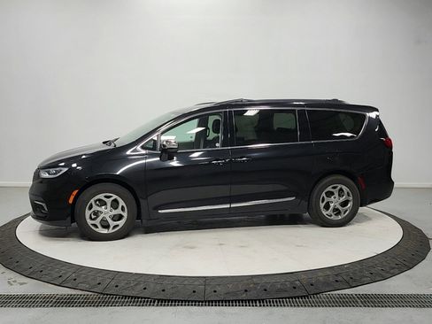 Used 2023 Chrysler Pacifica Limited FWD image 4