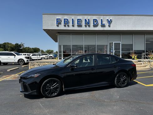Used 2025 Toyota Camry SE FWD image 2