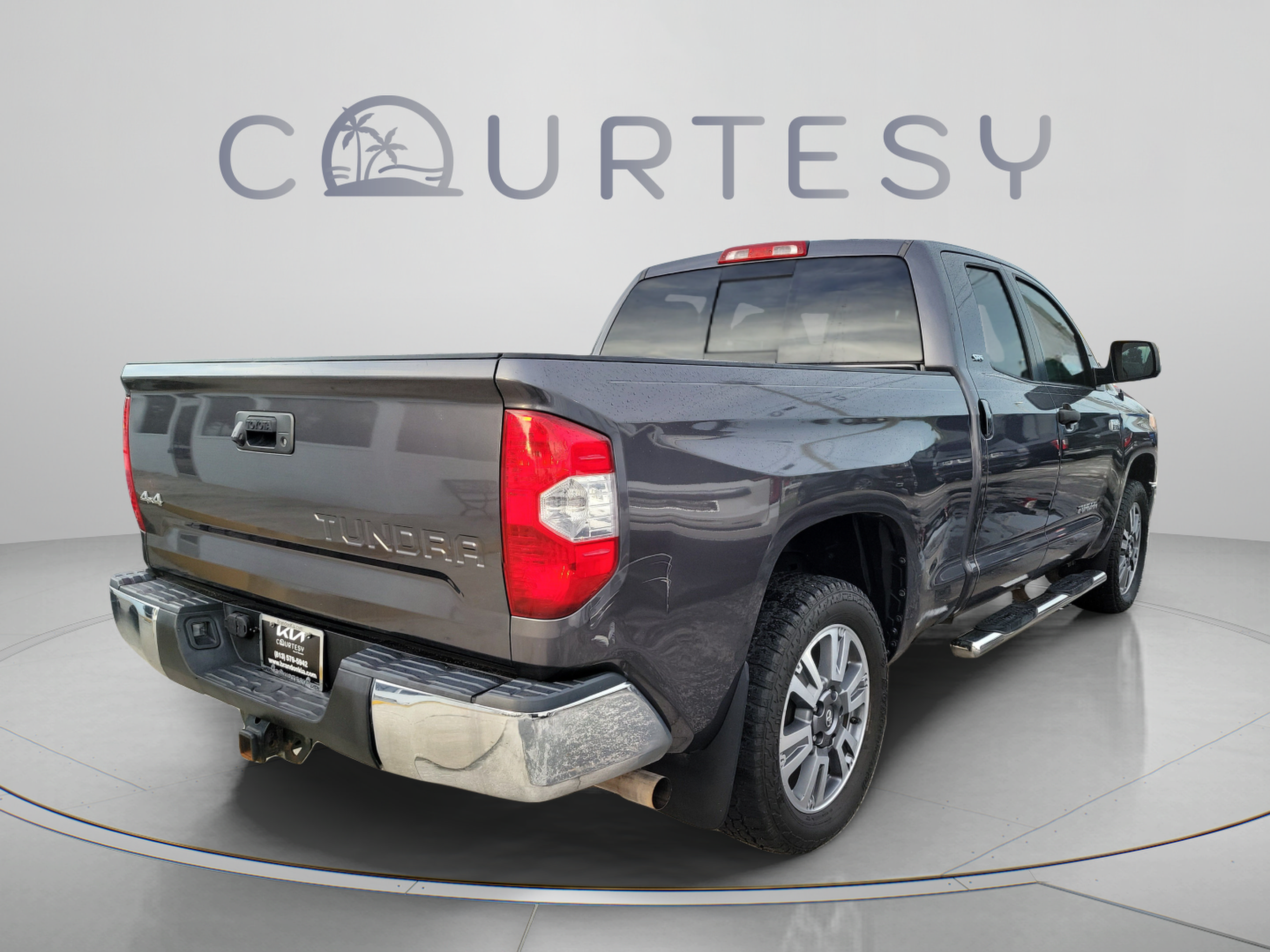Used 2017 Toyota Tundra SR5 w/ SR5 Upgrade Package AWD/4WD image 3