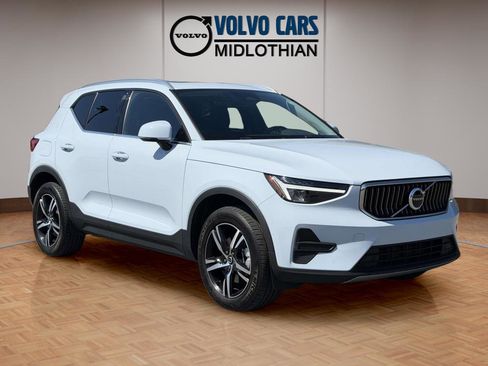 Used 2024 Volvo XC40 B5 Core AWD/4WD image 1