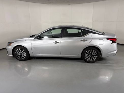 Used 2024 Nissan Altima 2.5 SV FWD image 5