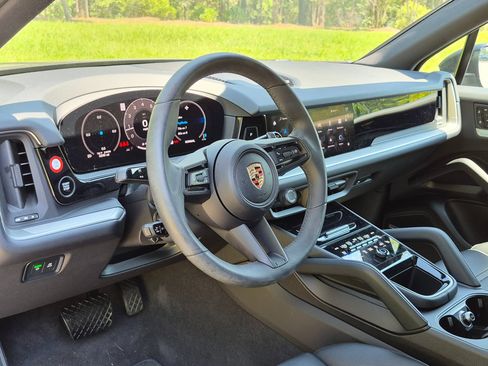 Certified 2024 Porsche Cayenne AWD/4WD image 4