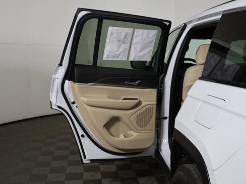 Used 2024 Jeep Grand Cherokee Limited image 21