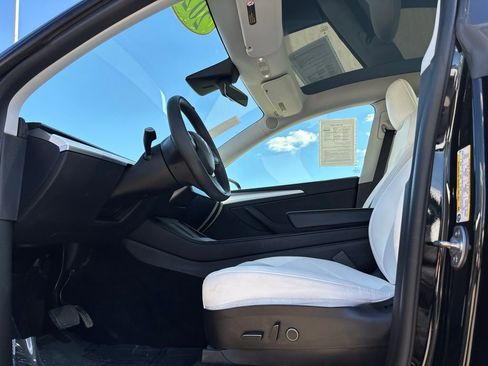 Used 2022 Tesla Model Y Long Range image 12