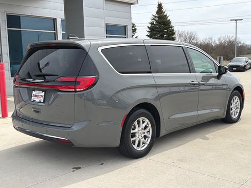 Used 2025 Chrysler Pacifica Select FWD image 8