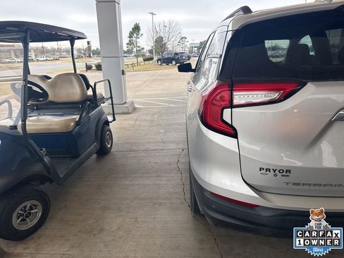 Used 2022 GMC Terrain SLE w/ Driver Convenience Package image 11