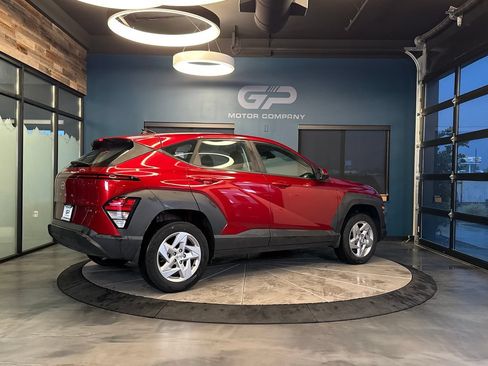 Used 2024 Hyundai Kona SE AWD/4WD image 3