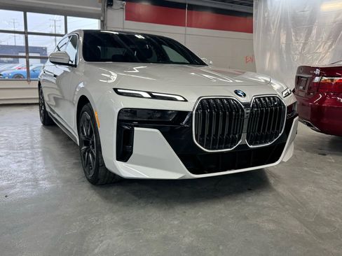 Used 2024 BMW 740i image 4
